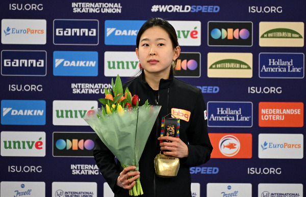 스피드스케이팅 김민선이 2024 국제빙상연맹(ISU) 올라운드·스프린트 세계선수권에서 여자 500m 3위에 올랐다. 사진은 8일(한국시각) 독일 인첼 막스 아이허 아레나에서 열린 2024 ISU 올라운드·스프린트 세계선수권에서 트로피를 수상한 김민선의 모습. /사진=로이터