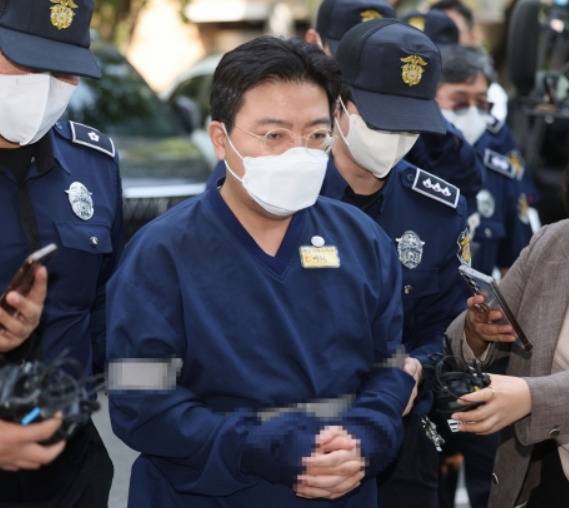 라덕연씨가 지난해 5월 서울남부지방법원에서 열린 구속 전 피의자 심문(영장심사)에 출석하고 있다. [연합]