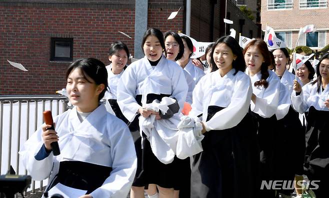 [광주=뉴시스] 변재훈 기자 = 8일 오후 광주 남구 수피아여자고등학교 교정에서 학생들이 105년 전 펼쳐졌던 광주 3·10만세운동을 재현하고 있다. 2024.03.08. wisdom21@newsis.com