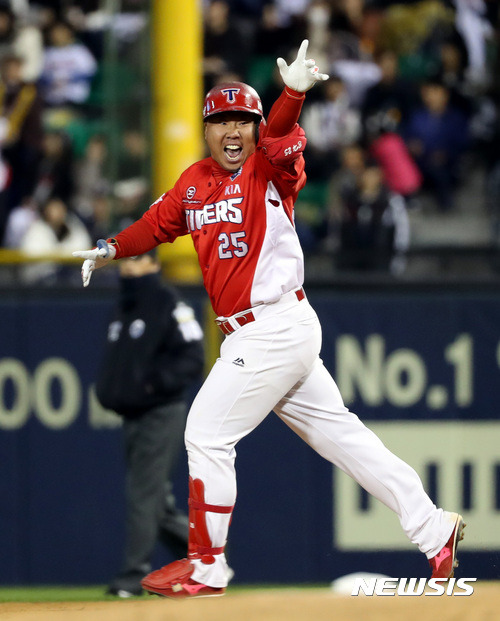 【서울=뉴시스】박영태 기자 = 30일 오후 서울 잠실야구장에서 열린 2017 KBO 한국시리즈 KIA타이거즈와 두산베어스의 5차전 경기, KIA 3회초 2사 만루 7번 이범호가 만루홈런을 날리고 그라운드를 돌며 환호하고 있다. 2017.10.30.since1999@newsis.com