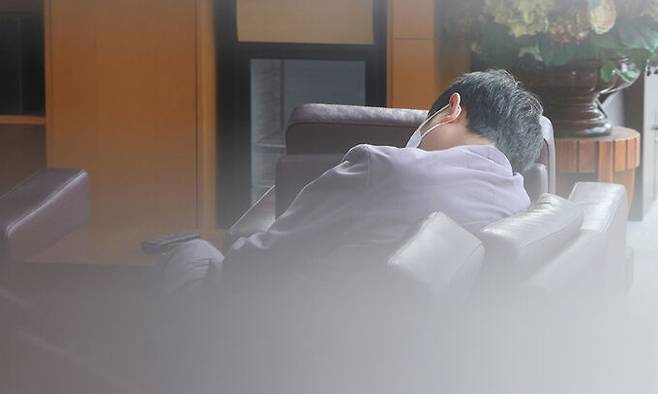 지난 6일 서울 한 대학병원에서 환자 이동을 돕는 의료진이 휴식을 취하고 있다. 연합뉴스