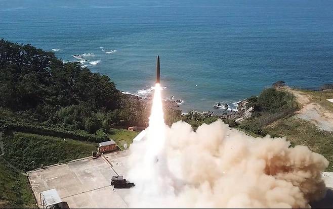 고위력탄도미사일이 발사 직후 비행하고 있다. 세계일보 자료사진