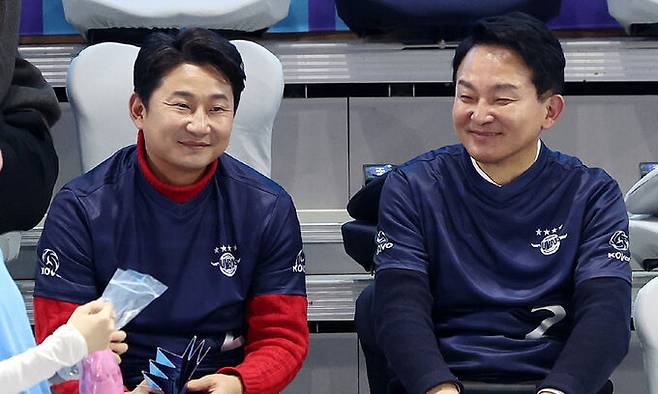 원희룡 전 국토교통부 장관(오른쪽)과 이천수 후원회장이 지난 6일 인천계양체육관에서 열린 도드람 V리그 프로배구 남자부 6라운드 대한항공과 우리카드의 경기를 관람하고 있다. 뉴스1