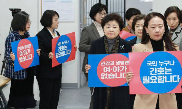 정부가 진료보조(PA) 간호사 등의 제도화를 추진하는 가운데 간호사들이 '간호법 제정'을 강력하게 촉구하고 나섰다. 대한간호협회는 8일 "간호법은 정부가 추진하는 지역의료를 강화하고 의료사고 안전망을 구축하는 '의료개혁'을 뒷받침하는 법안"이라며 국회와 정부에 법 제정을 촉구했다. 연합뉴스