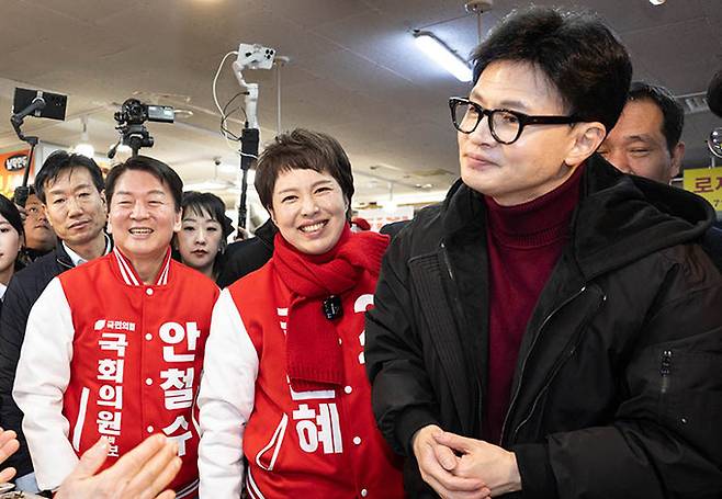 국민의힘 한동훈 비상대책위원장, 안철수 분당갑 후보, 김은혜 분당을 후보가 8일 경기 성남시 금호행복시장을 찾아 시민들에게 인사하고 있다. 2024.3.8 성남=연합뉴스