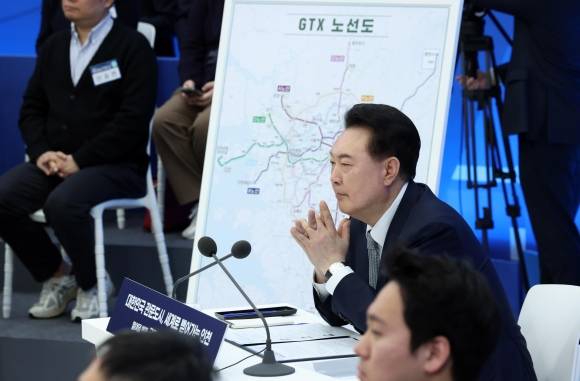 인천 발전방안 경청하는 尹대통령 - 윤석열 대통령이 7일 인천시청에서 열린 18번째 ‘국민과 함께하는 민생토론회’에서 항공·해운·물류산업의 발전 방안에 대한 발표를 듣고 있다. 연합뉴스