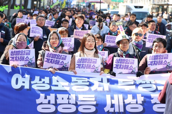 성평등 세상 외치는 노동자들 - 세계여성의 날인 8일 오후 민주노총 세계여성의날 정신 계승 전국노동자대회 참가자들이 서울 종로에서 대학로 방면으로 거리 행진을 하고 있다. 2024.3.8 / 연합뉴스