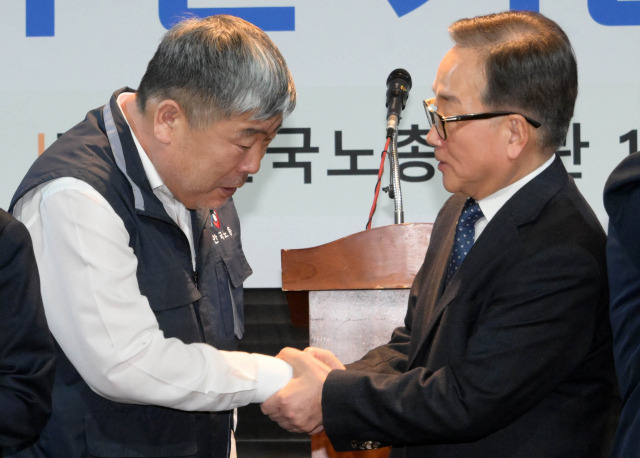 김동명 한국노총 위원장과 이동근 한국경영자총협회 부회장이 7일 서울 여의도 한국노총 회관에서 열린 한국노총 창립 78주년 기념식 및 후원의 날 행사에서 인사하고 있다.