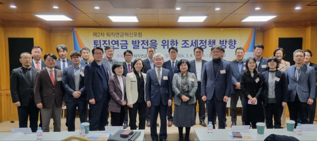 8일 오후 서울 명동 은행연합회에서 열린 ‘제2차 퇴직연금혁신포럼’에서 김경선(앞줄 왼쪽에서 6번째) 한국퇴직연금개발원 회장, 고승범(앞줄 왼쪽에서 7번째) 전 금융위원장 등 참석자들이 기념촬영을 하고 있다. 사진제공=한국퇴직연금개발원