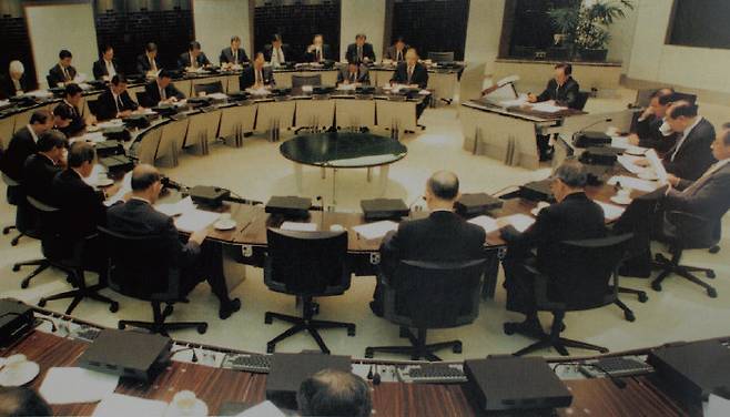 1993년 이건희 회장의 신경영 선언 이후 사장단 회의는 서열 중시 자리 배치에서 원탁 형태로 바뀐다. [삼성 60년사]