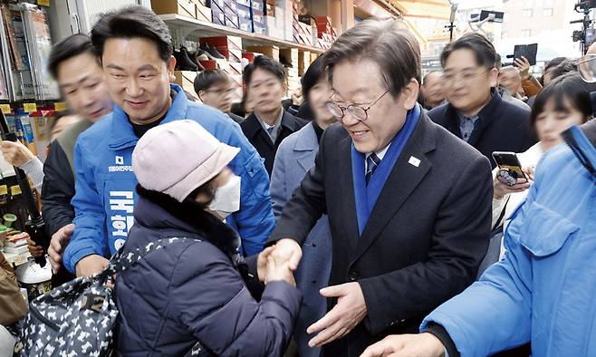 이재명 더불어민주당 대표가 3월4일 서울 종로구 창신시장을 방문해 종로에 출마한 곽상언 후보와 함께 시민들에게 인사하고 있다. ⓒ시사저널 박은숙