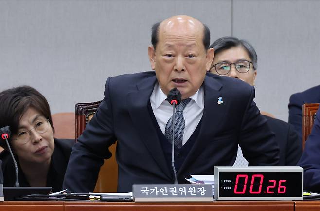 송두환 국가인권위원장이 2023년 11월8일 국회 운영위원회 국정감사에서 답변하고 있다. ⓒ연합뉴스