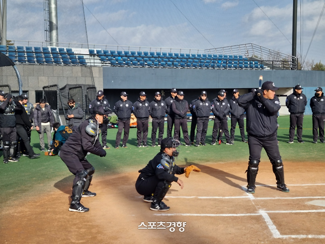 KBO 심판들이 지난해 12월7일 경기도 이천 두산 베어스파크에서 ABS 적응 훈련을 하고 있다. 사진은 이어폰을 착용하고 ABS에서 전달하는 소리를 듣는 주심. 배재흥 기자