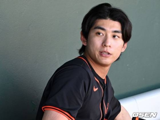 이정후가 미국 애리조나주 스코츠데일 스타디움에서 열린 2024 메이저리그 샌프란시스코 자이언츠의 스프링캠프에서 훈련에 임하고 있다.