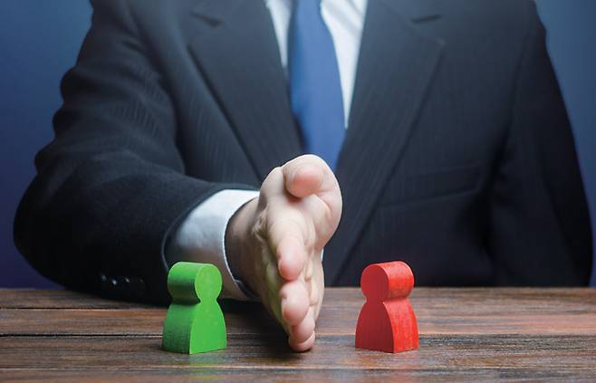 도를 넘은 권리 지키기는 사회적 갈등을 유발한다.[사진=게티이미지뱅크]