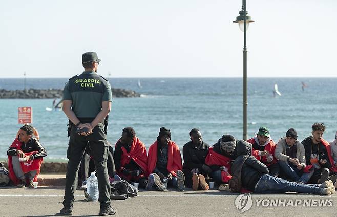 스페인 카나리아 제도에 도착한 난민들 [EPA 연합뉴스 자료사진. 재판매 및 DB 금지]