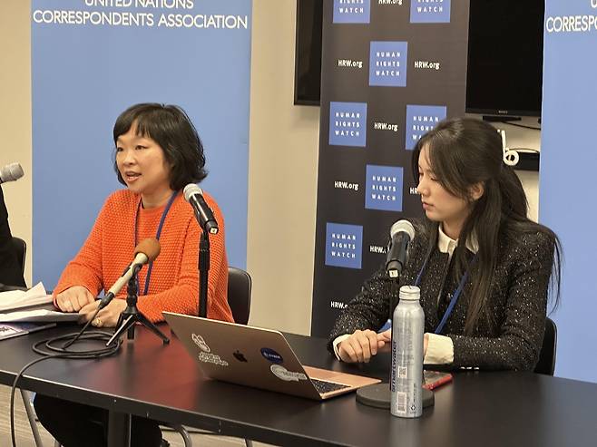 휴먼라이트워치 북한 인권상황 기자회견 (뉴욕=연합뉴스) 국제인권단체 휴먼라이트워치(HW)의 리나 윤(왼쪽) 선임 연구원이 7일(현지시간) 미국 뉴욕 유엔본부에서 열린 기자회견에서 팬데믹 이후 북한인권 악화 상황을 설명하고 있다. 오른쪽은 탈북민 북한 인권 활동가인 이서현씨. 2024.3.7 photo@yna.co.kr