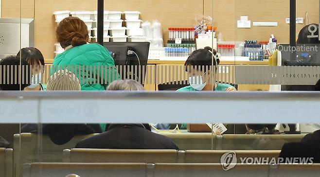 간호사도 응급환자 심폐소생술·약물투여 (서울=연합뉴스) 최재구 기자 = 7일 서울 시내 한 병원에서 간호사들이 환자 채혈을 하고 있다. [연합뉴스 자료사진]