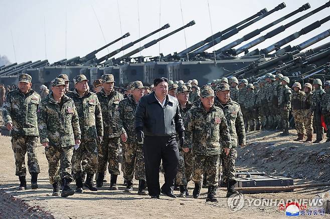 북한 김정은, '적 수도 타격권' 포사격훈련 지도 (평양 조선중앙통신=연합뉴스) 김정은 북한 국무위원장이 지난 7일 조선인민군 대연합부대들의 포사격 훈련을 지도했다고 조선중앙통신이 8일 보도했다. 통신은 훈련에 "적의 수도를 타격권 안에 두고 전쟁 억제의 중대한 군사적 임무를 수행하고 있는 국경선부근의 장거리포병 구분대" 등이 참가했다고 전했다. 2024.3.8 
    [국내에서만 사용가능. 재배포 금지. For Use Only in the Republic of Korea. No Redistribution] nkphoto@yna.co.kr