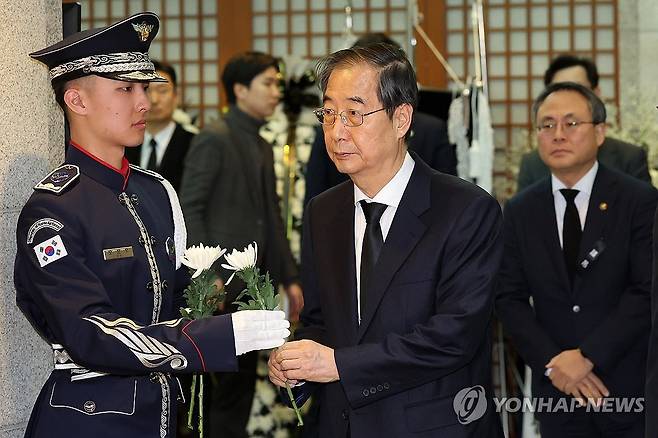 손명순 여사 빈소 찾은 한덕수 국무총리 (서울=연합뉴스) 최재구 기자 = 한덕수 국무총리가 8일 오후 서울 종로구 서울대학교병원 장례식장에 마련된 고 김영삼 전 대통령 부인 손명순 여사 빈소를 찾아 조문하고 있다. 2024.3.8 [공동취재] jjaeck9@yna.co.kr