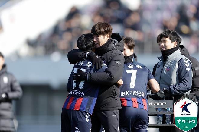 득점 후 기뻐하는 이승우와 김은중 수원FC 감독.(한국프로축구연맹 제공)