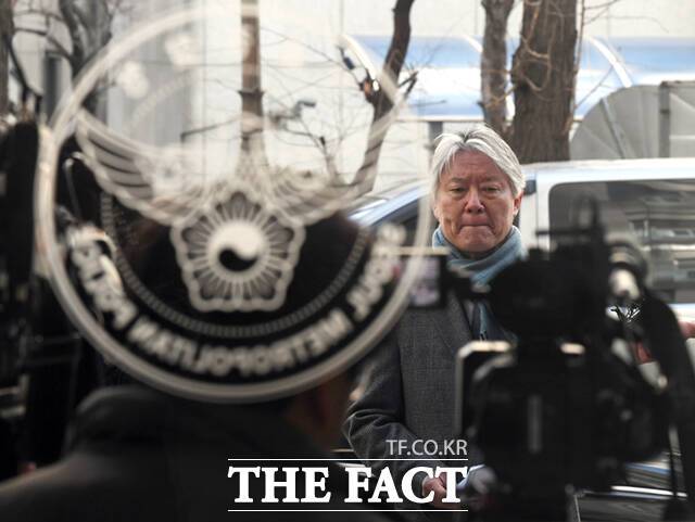 노환규 전 대한의사협회 회장이 9일 오전 서울 마포구 서울경찰청 공공범죄수사대에 출석하며 입장을 밝히고 있다. /이새롬 기자