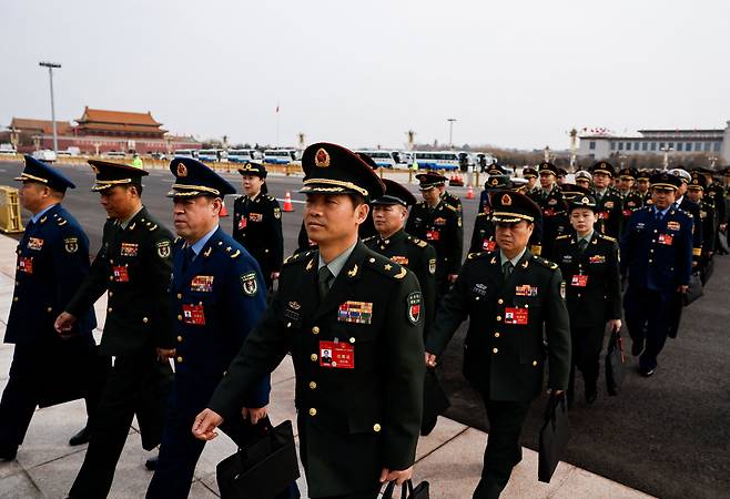 지난 4일 중국 베이징 인민대회당에서 개회하는 전국인민정치협상회의(정협·政協) 14기 2차 회의에 인민해방군 대표단이 입장하고 있다. '정협'과 함께 '양회'를 구성하는 전국인민대표대회(전인대) 14기 2차 회의는 5일 개회했다./로이터 연합뉴스