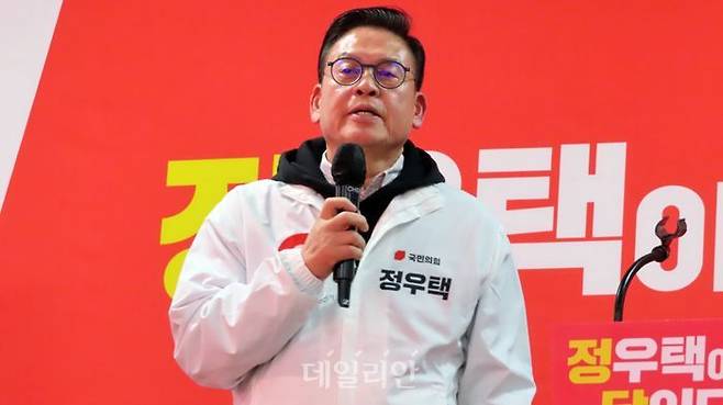 정우택 국민의힘 충북 청주상당 후보가 9일 오후 충북 청주시 상당구 방서동 자신의 선거사무소에서 열린 개소식에서 1000여 명의 지지자들을 앞에 두고, 최근 불거진 소위 '돈봉투 CCTV 의혹'이 공천관리위원회에서 이의제기 완전 기각 결정이 내려진데 대한 소회를 밝히고 있다. ⓒ데일리안 정도원 기자