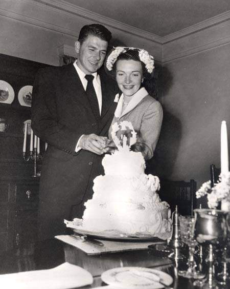 1952년 로널드 레이건 대통령과 부인 낸시 여사의 결혼식 사진. 로널드 레이건 대통령 도서관 홈페이지