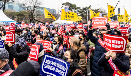 지난 3일 서울 여의도공원 옆 여의대로 인근에서 대한의사협회와 관련단체 및 관계자들이 의대정원 증원 및 필수의료 패키지 저지를 위한 전국의사 총궐기대회를 하고 있다. 박동욱기자 fufus@