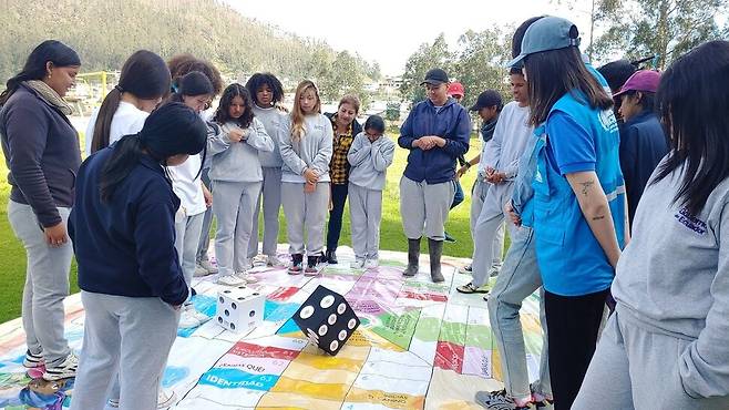 지난달 23일 에콰도르 북부 도시 오타발로의 사란세 학교에서 에콰도르·콜롬비아·베네수엘라 등 세 나라 아이들이 이주민 포용의 가치를 배우는 놀이를 하고 있다. UNHCR 제공