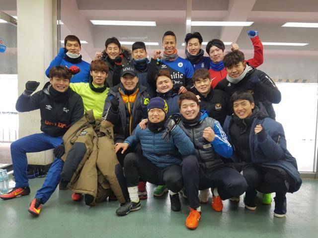 2017년 12월 신영록을 위한 자선경기를 연 1987년생 '에잇세븐' 멤버들. 이재민, 하성민, 박주호, 강수일, 박준혁, 유현호(맨 뒷줄). 배승진, 하태균, 신영록, 전상원, 신광훈, 이상호(중간줄), 김동석, 박종진, 송진형(맨 앞줄. 이상 왼쪽부터). 윤태석 기자