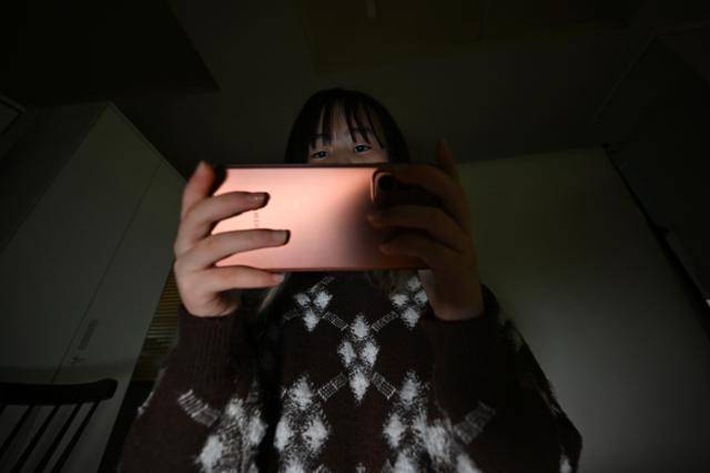 스마트폰은 이제 단순한 전자기기가 아니라 확장된 마음이 됐다. 한국일보 자료사진