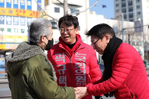 곽경택 감독과 곽규택 부산광역시 서·동구 예비후보가 선거운동을 하고 있다. [사진=곽규택 예비후보 선거캠프]