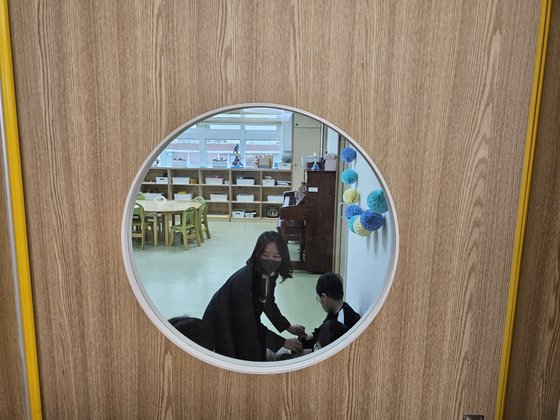 시각장애 아동을 위한 유치원인 서울효정학교에서 아이들이 선생님께 1대1 맞춤 수업을 받고 있다. 신혜연 기자.