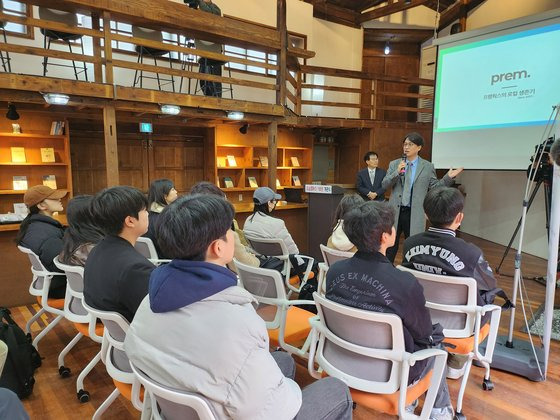 지난 6일 대구 중구에 개관한 도심캠퍼스 1호점에서 계명대 학생들이 로컬 창업 강의를 듣고 있다. [사진 대구시]