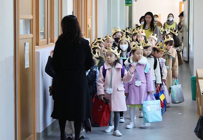 4일 오전 서울 영등포구 문래초등학교에서 입학식을 마친 1학년 4반 신입생들이 담임 선생님을 따라 교실로 들어가고 있다. 뉴시스