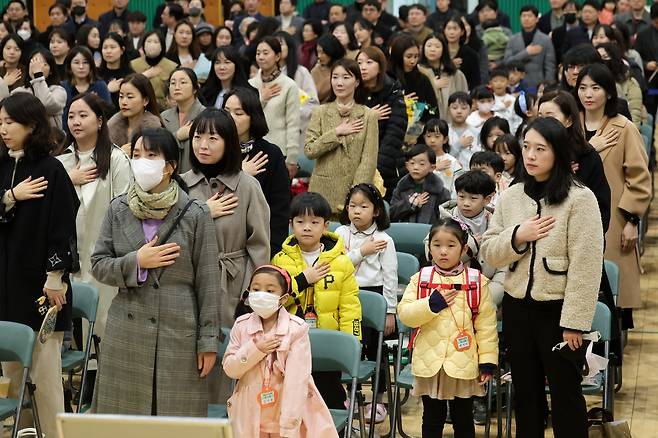 4일 오전 서울 양천구 갈산초등학교에서 열린 입학식에서 신입생과 학부모가 국민의례를 하고 있다. 장진영 기자