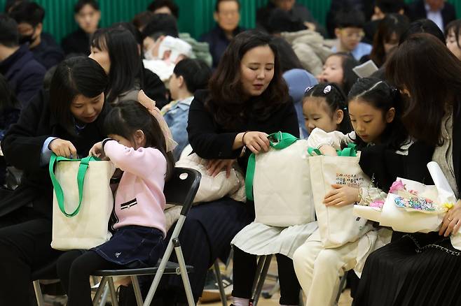 4일 오전 서울 양천구 갈산초등학교에서 열린 입학식에서 신입생들이 학교에서 마련한 선물가방을 열어보고 있다. 장진영 기자