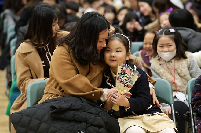 4일 오전 서울 양천구 갈산초등학교에서 입학식에서 학부모와 아이가 서로를 안아주는 시간이 진행되고 있다. 장진영 기자