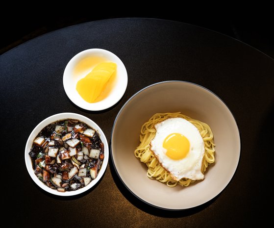 짜장면은 소스와 섞은 뒤 잠시 놔뒀다 먹으면 더 맛있다. 박종근 기자