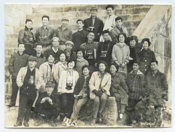 1963년 현대사진연구회 멤버들. 앞줄 왼쪽에서 둘째 카메라를 들고 앉아있는 사람이 황규태 작가. [사진 황규태]