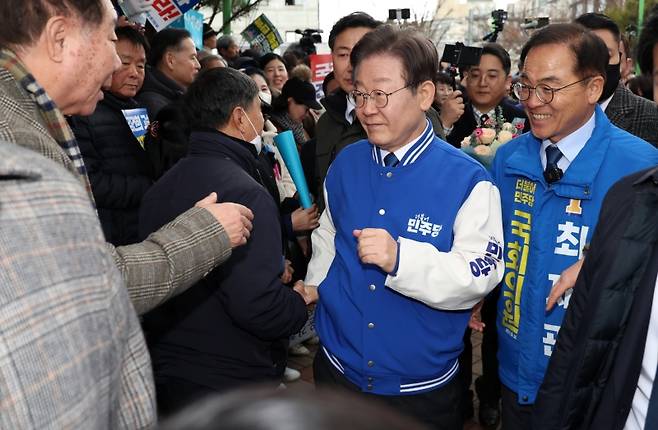 ▲지지자들과 인사하는 이재명 대표  사진:연합뉴스