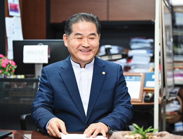 최근 서울 서초구 방배동 잡뉴스솔로몬서치 사무실에서 만난 김동연 목사. 김 목사는 “모든 일터에서 하나님을 주인으로 모시고 경영하면 그곳 일터 교회에서 대한민국의 새로운 부흥성장을 주실 것으로 확신하며 기도하고 있다”고 말했다. 신석현 포토그래퍼