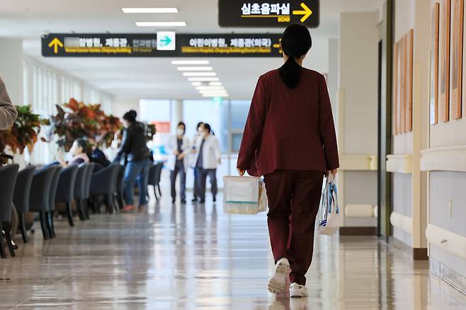 간호사가 의료 현장에서 더 많은 진료행위를 할 수 있게 된 8일 서울 시내 한 대학병원에서 의료진이 이동하고 있다. [사진 = 연합뉴스]