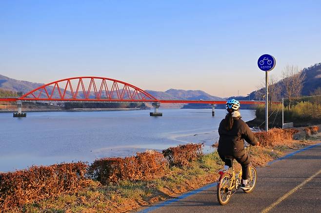 섬진강대교를 바라보며 달리는 자전거길 / 사진=한국관광공사