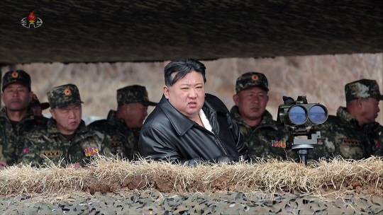 김정은 북한 국무위원장이 지난 7일 인민군 대연합부대들의 포사격 훈련을 지도했다고 조선중앙TV가 8일 보도했다.조선중앙TV 캡처)／뉴시스