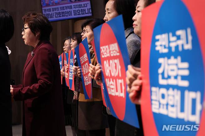 [서울=뉴시스] 이영환 기자 = 탁영란 대한간호협회 회장과 관계자들이 8일 오전 서울 여의도 국회 소통관에서 윤석열 정부의 의료개혁 지지 및 간호법 제정에 대한 공식 의견 제안 기자회견을 하고 있다.  2024.03.08. 20hwan@newsis.com