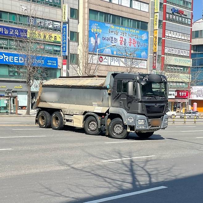 [전주=뉴시스] 9일 감나무골 재개발 공사현장으로 향하는 공사차량의 불법 유턴 모습. 2024.03.09. photo@newsis.com *재판매 및 DB 금지