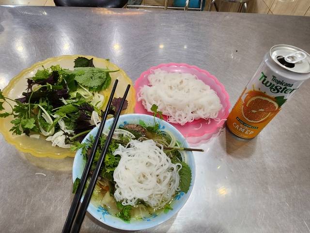 베트남의 대표 음식인 분짜. 현지 가격은 한화로 2000원대에 불과하지만 진한 육수와 다양한 향신채소가 들어가 맛은 훌륭하다.